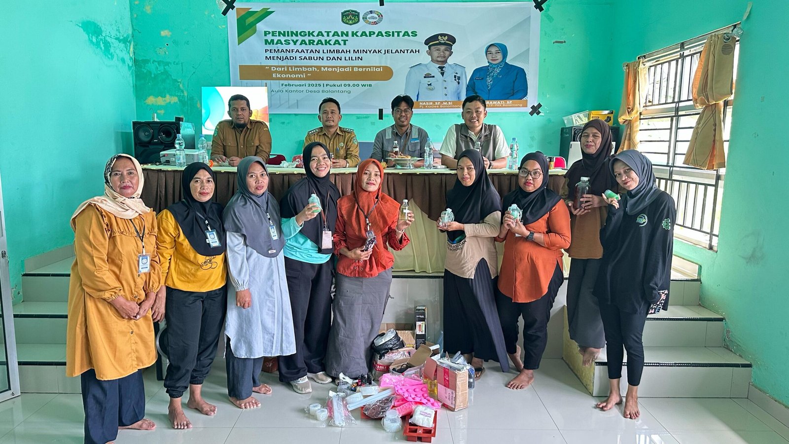 Peningkatan Kapasitas Masyarakat Desa Balantang dalam pemanfaatan minyak jelantah menjadi lilin dan sabun
