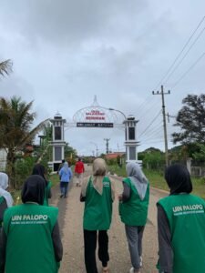 Mahasiswa KKN UIN Palopo Bersama Pemdes Balantang dan Masyarakat Gelar Jumat Bersih